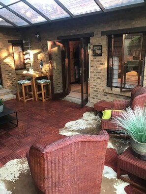 Terrace/patio - Luxurious Room Accommodation with living area for single person or a couple! 🌟
 (Pretoria)