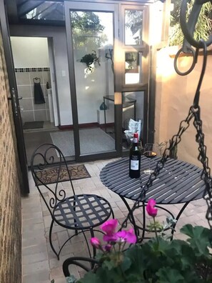 Outdoor dining - Luxurious Room Accommodation with living area for single person or a couple! 🌟
 (Pretoria)