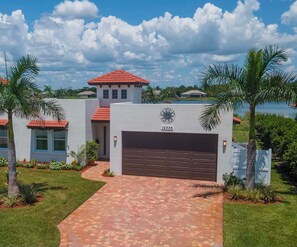 Exterior - Beautiful house with lake view (Port Charlotte)