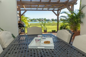 Outdoor dining - Beautiful house with lake view (Port Charlotte)