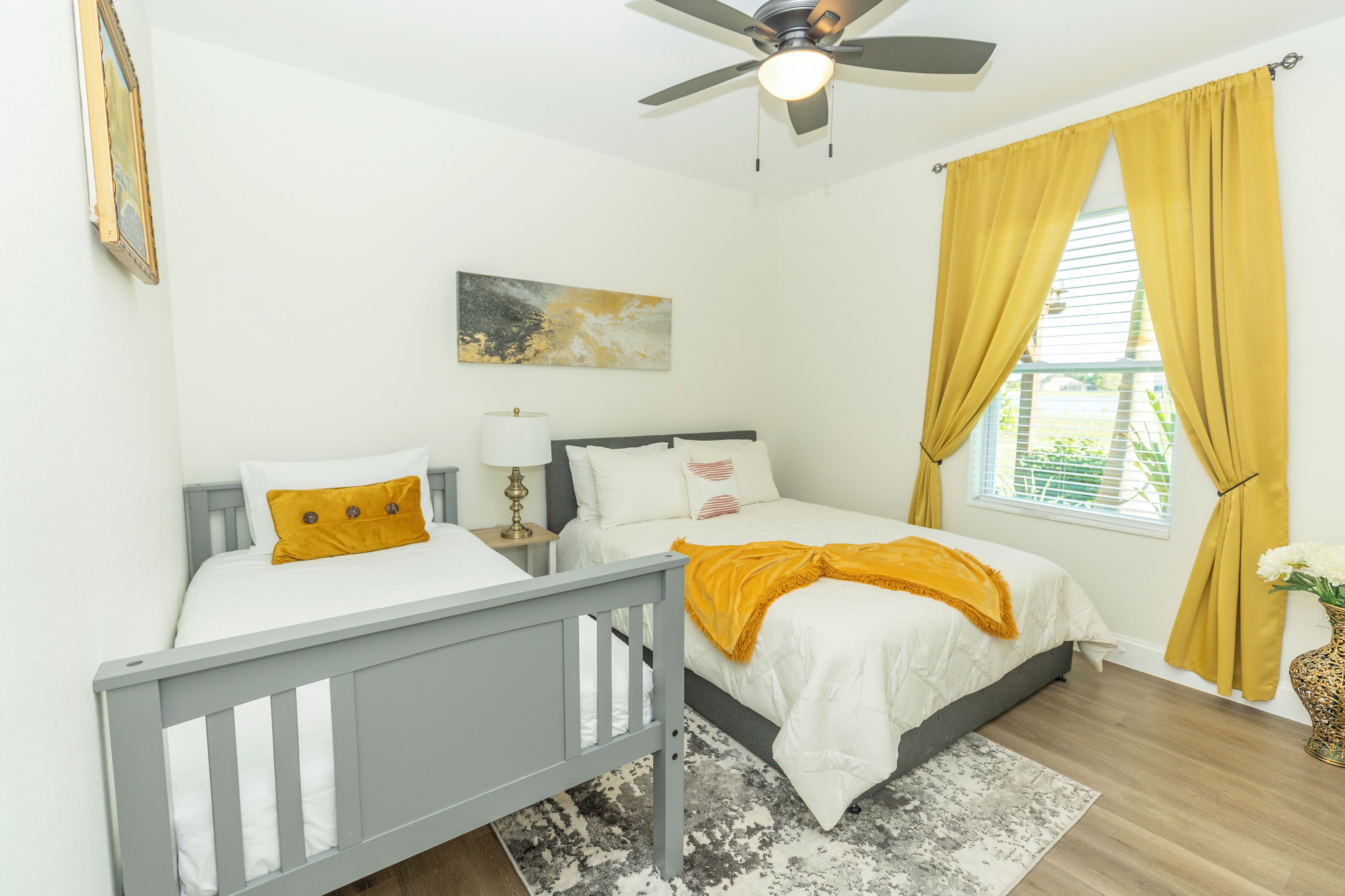 2 多间卧室、客房内保险箱、办公桌、熨斗/熨衣板