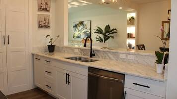 Fridge, microwave, stovetop, dishwasher