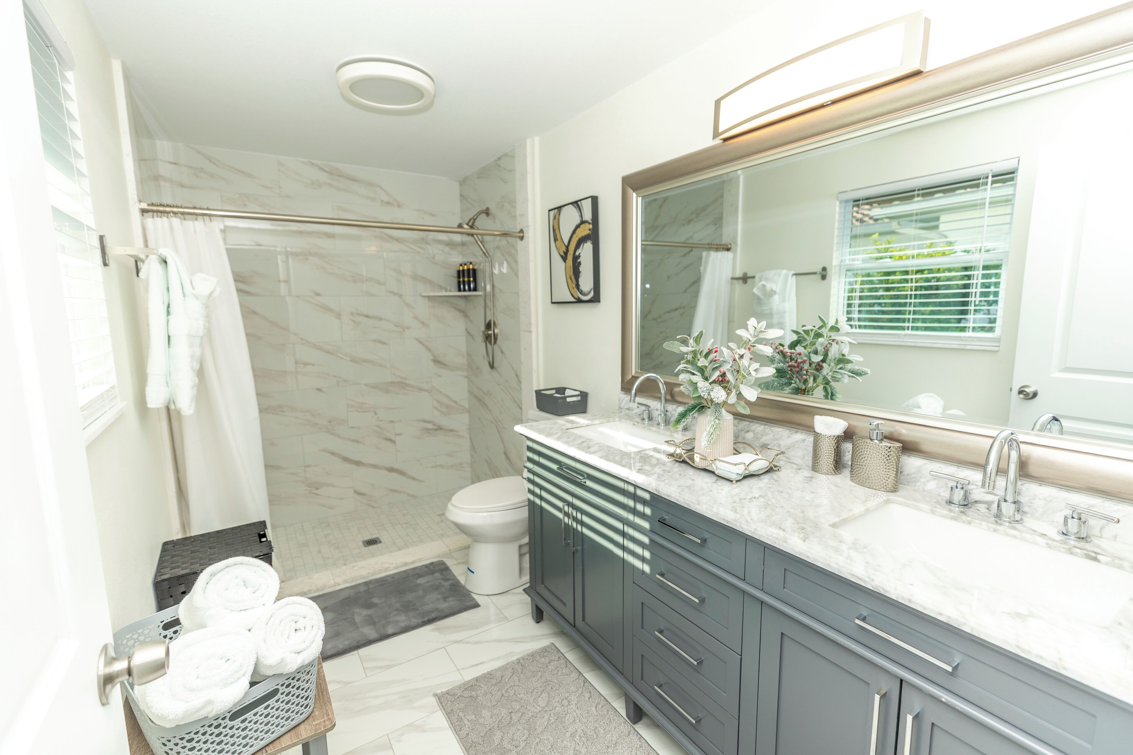 Douche, articles de toilette gratuits, sèche-cheveux, peignoirs