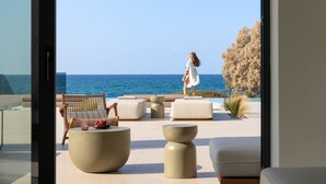 Un área de estar moderna al aire libre con vista al mar.