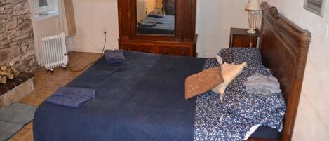 1 chambre, fer et planche à repasser