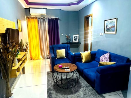 Comfort Penthouse | Ruang tamu | 65 inci televisyen plasma dengan satelit