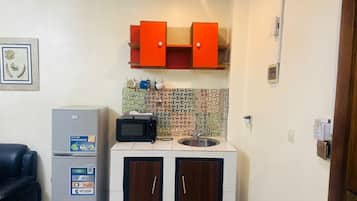 Frigobar, microondas, utensilios de cocina