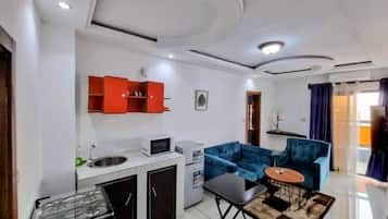 Frigobar, microondas, utensilios de cocina