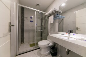 Shower, rainfall showerhead, free toiletries, hair dryer - Shenggao hotel chain (Guangzhou)
