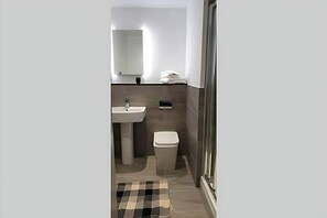 Appartement | Salle de bain | Douche, sĂšche-cheveux, serviettes fournies