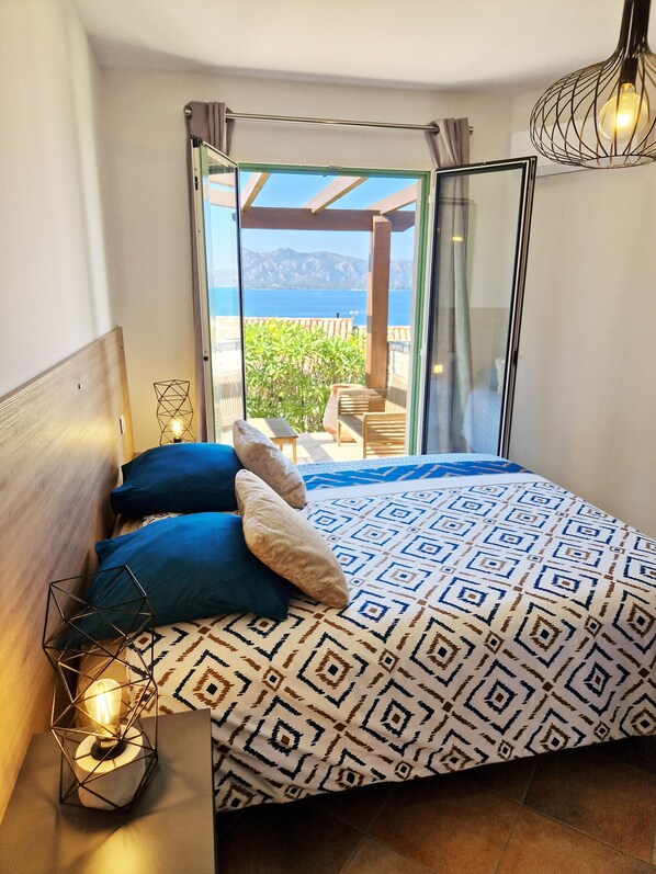 4 bedrooms, desk, iron/ironing board, travel crib