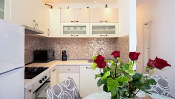 Appartement Ville, vue piscine | Cuisine privée | Bouilloire électrique, grille-pain