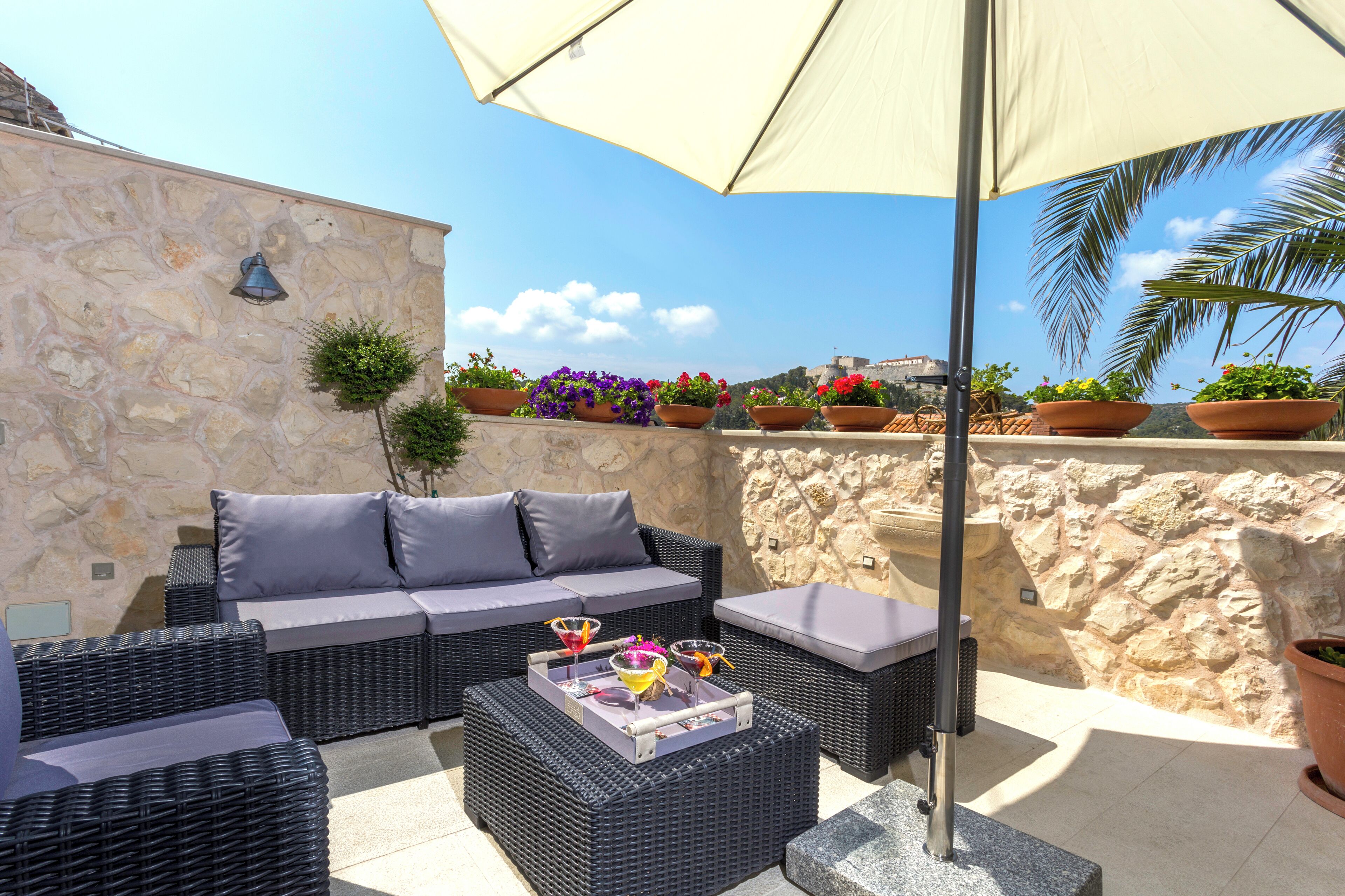 Luxury Apartment With Swimming Pool | 1 dormitorio, ropa de cama hipoalergénica, caja fuerte y escritorio