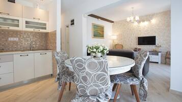 Luxury Apartments With Swimming Pool | Eget kjøkken | Kaffetrakter/tekoker, vannkoker, brødrister og kjøkkenutstyr