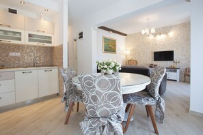 Luxury Apartments With Swimming Pool | 私人廚房 | 咖啡機/沖茶器、電熱水壺、烤麵包機、鍋具/餐盤/廚房用品