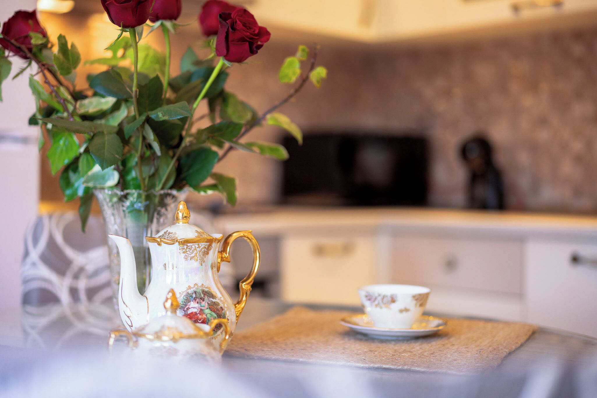 Luxury Apartments With Swimming Pool | 전용 주방 | 전기 주전자, 토스터, 조리 도구/접시/주방 기구