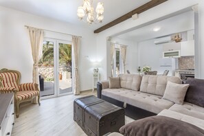 Luxury Apartments With Swimming Pool | Area keluarga | Smart TV 110-cm dengan saluran TV satelit dan layanan streaming