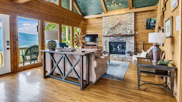 舒适小屋, 4 间卧室, 阳台, 山景 | 客厅 | 75-英寸电视(配备卫星频道)、壁炉、桌上足球