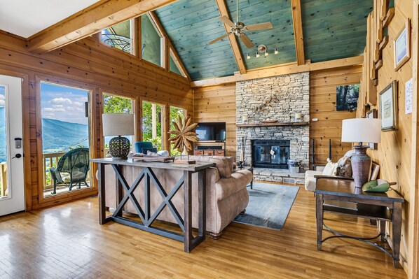 Comfort-hytte - 4 soveværelser - balkon - bjergudsigt | Stue | 75-tommers tv med satellitkanaler, pejs, bordfodbold