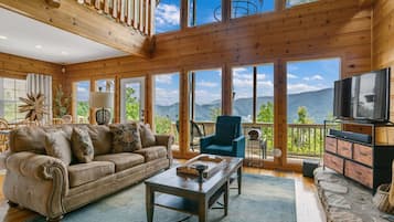 舒适小屋, 4 间卧室, 阳台, 山景 | 客厅 | 75-英寸电视(配备卫星频道)、壁炉、桌上足球