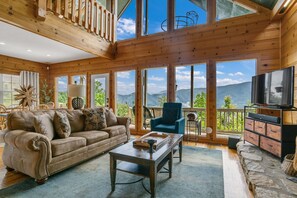 Comfort-hytte - 4 soveværelser - balkon - bjergudsigt | Stue | 75-tommers tv med satellitkanaler, pejs, bordfodbold