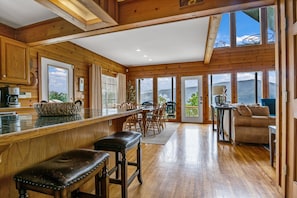 Comfort Cabin, 4 Bedrooms, Balcony, Mountain View | In-room dining