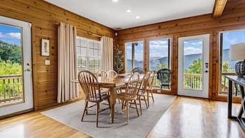 舒适小屋, 4 间卧室, 阳台, 山景 | 客房内用餐