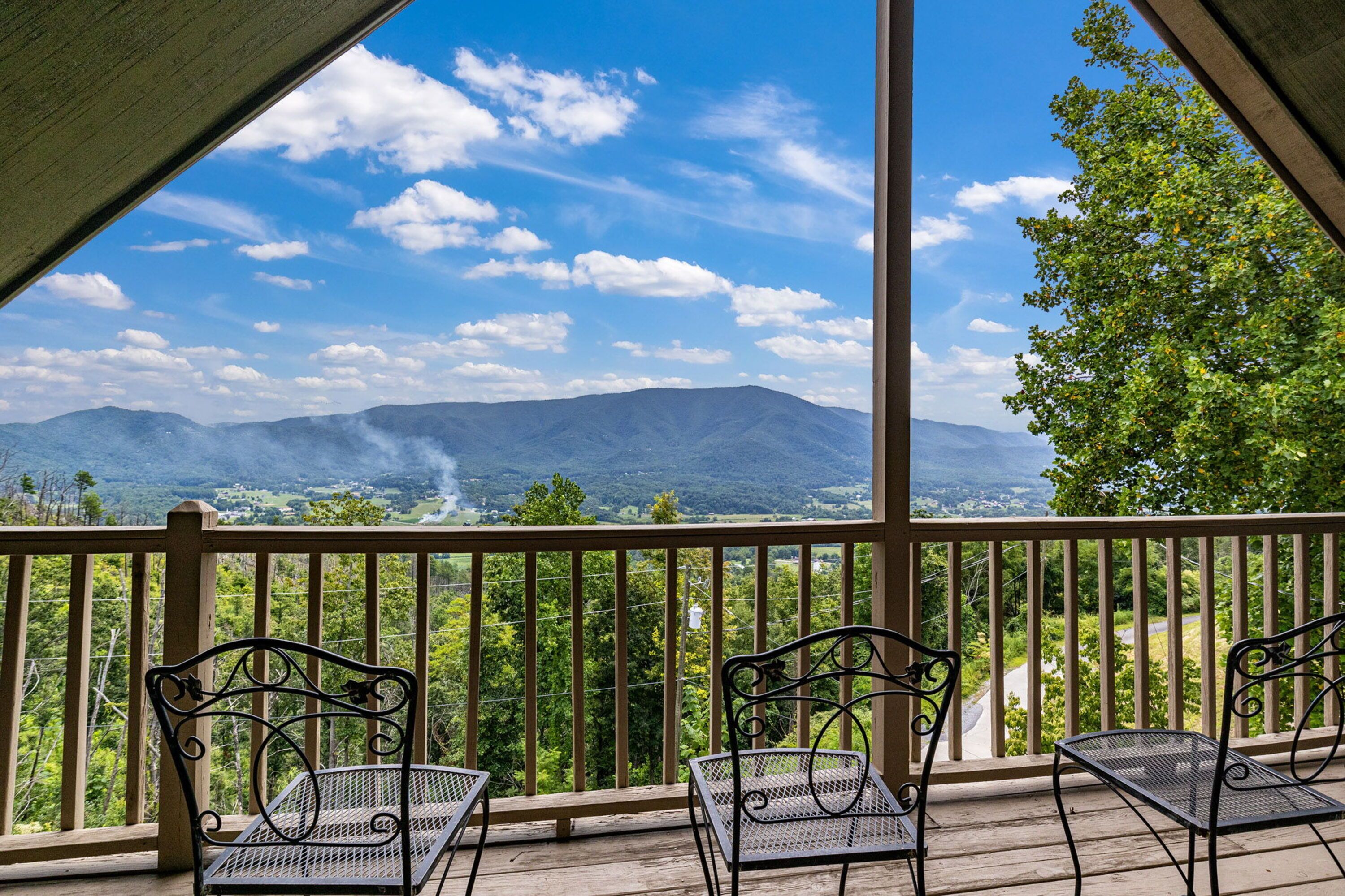 Un balcone con vista sulle montagne e sul verde.