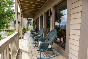 Comfort Cabin, 4 Bedrooms, Balcony, Mountain View | Balcony