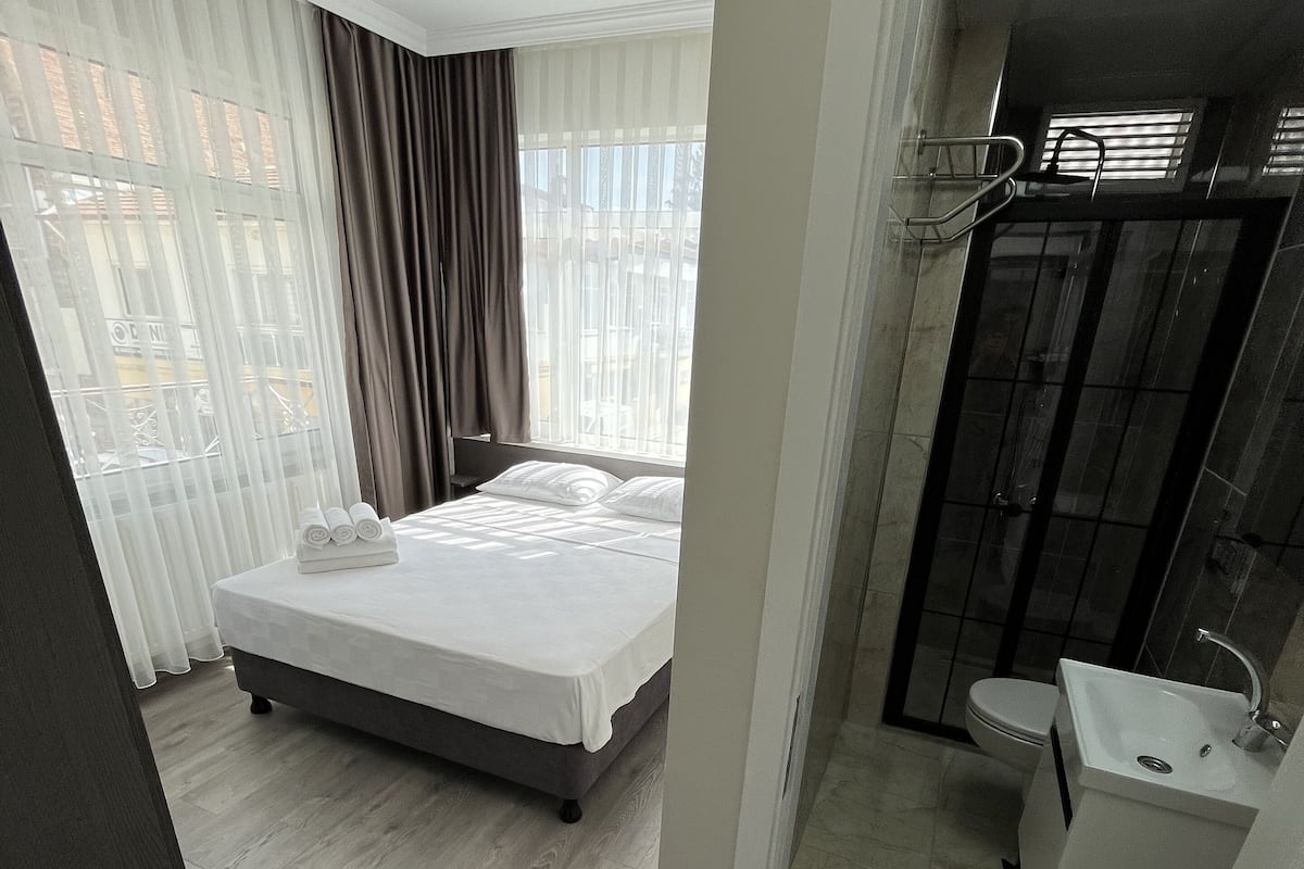 Habitación Deluxe doble | Minibar, escritorio, wifi gratis y ropa de cama