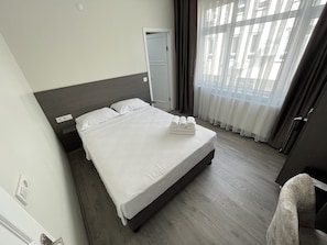 Minibar, escritorio, wifi gratis y ropa de cama 