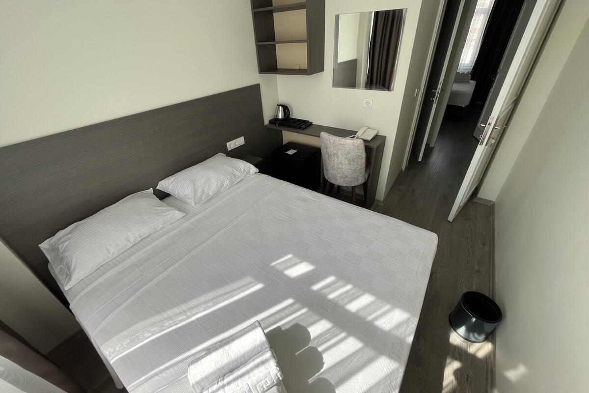 Habitación cuádruple Deluxe | Minibar, escritorio, wifi gratis y ropa de cama
