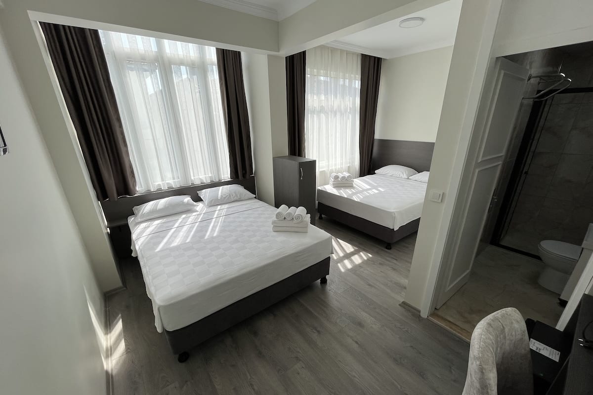Habitación cuádruple estándar | Minibar, escritorio, wifi gratis y ropa de cama