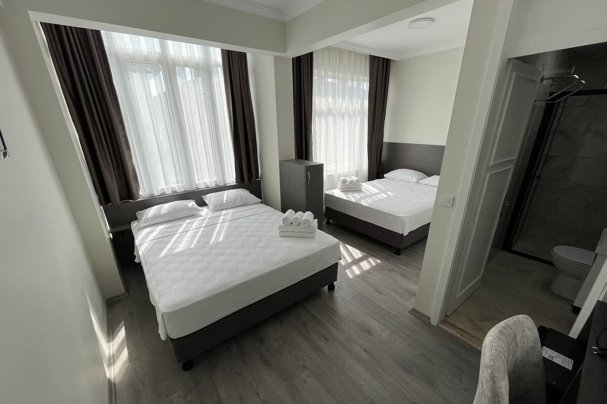 Habitación cuádruple estándar | Minibar, escritorio, wifi gratis y ropa de cama
