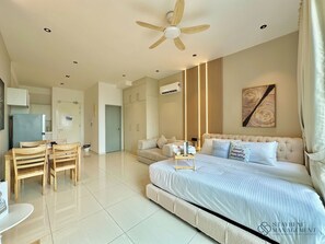 Estudio de diseño, 1 cama de matrimonio grande, no fumadores, vistas a la ciudad | 3 dormitorios, tabla de planchar con plancha, wifi gratis y ropa de cama