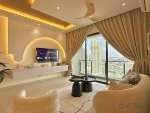 Design-Apartment, Mehrere Betten, Stadtblick | Wohnbereich