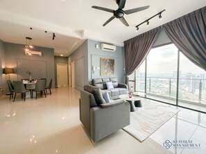 Comfort Apartment, 3 Bedrooms, Non Smoking, City View | Living area