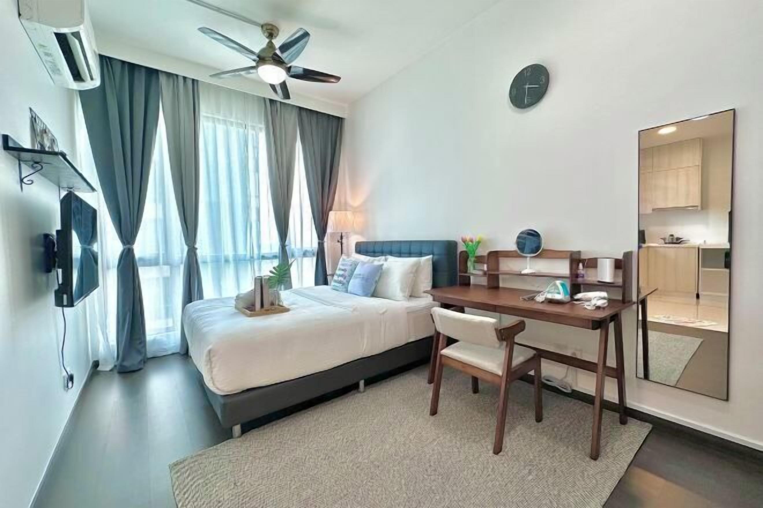 Tabla de planchar con plancha, wifi gratis y ropa de cama 