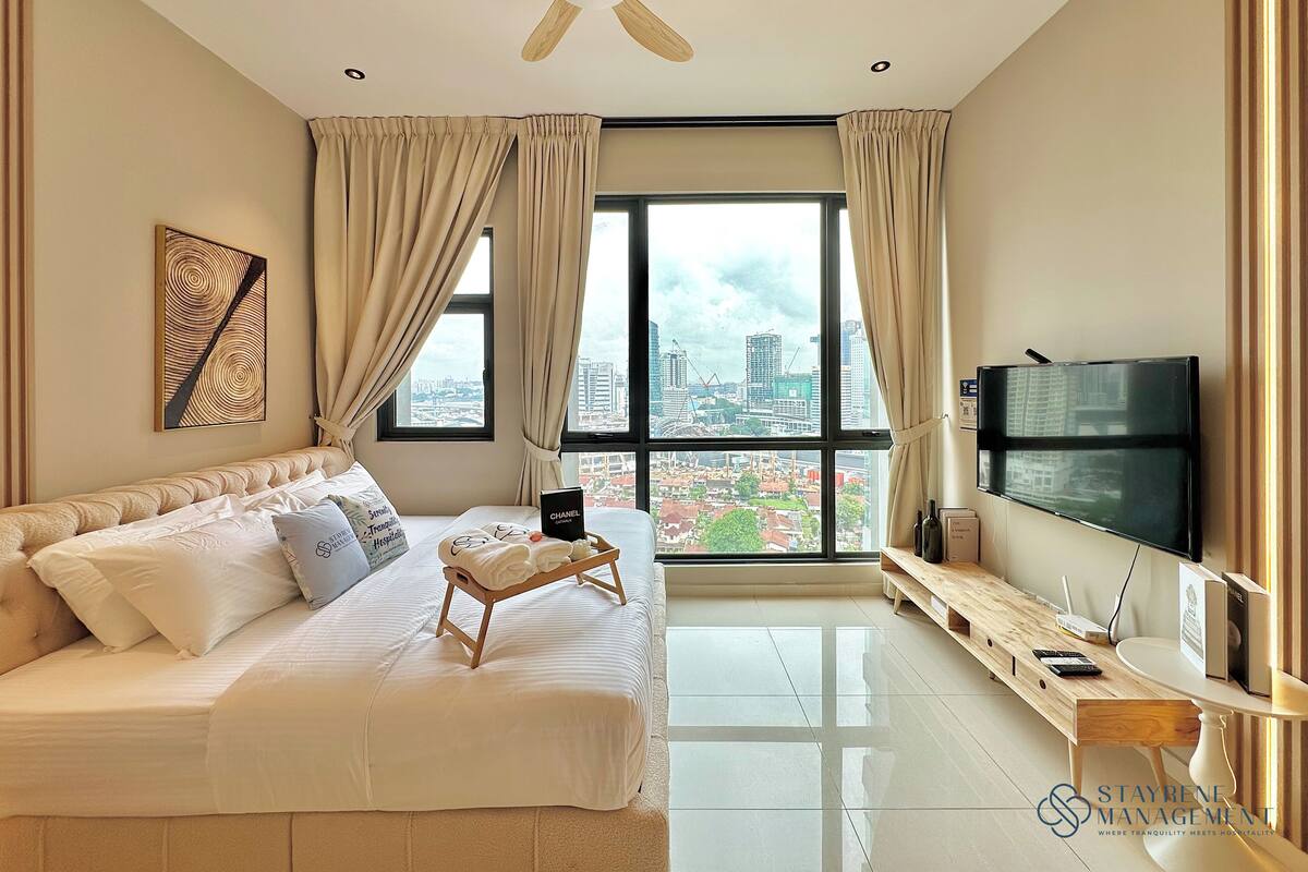 Estúdio design, 1 cama King, para não fumantes, vista para a cidade | 3 quartos, ferros/tábuas de passar roupa, Wi-Fi de cortesia