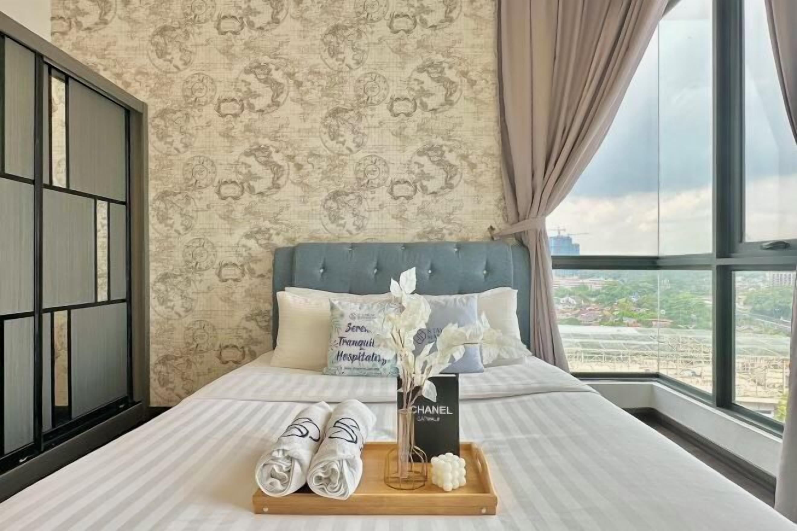 Tabla de planchar con plancha, wifi gratis y ropa de cama 