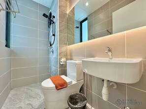 Design appartement, 3 slaapkamers, balkon | Badkamer | Een douche, een regendouche, een haardroger, een bidet