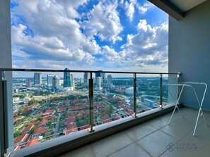 Familie appartement, 3 slaapkamers, uitzicht op stad | Uitzicht vanaf balkon