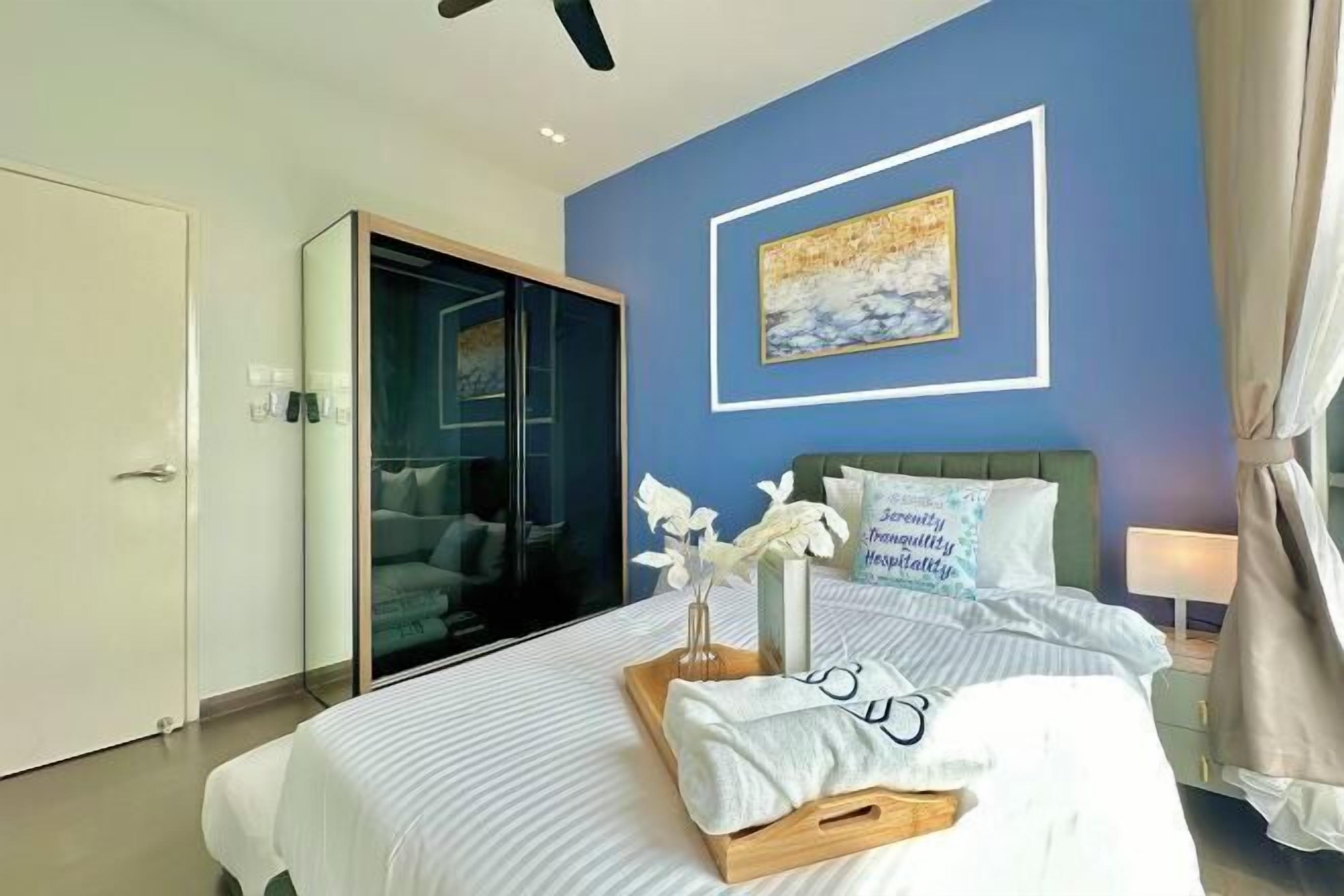 Tabla de planchar con plancha, wifi gratis y ropa de cama 