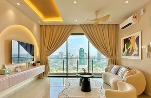 Design-Apartment, Mehrere Betten, Stadtblick | Wohnbereich