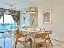 Apartamento de diseño, 3 habitaciones, balcón | Servicio de comidas en la habitación