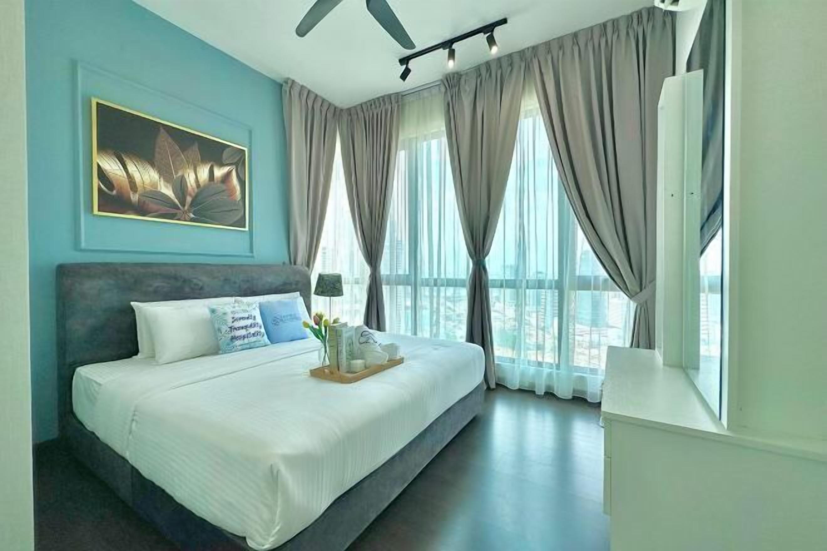 Tabla de planchar con plancha, wifi gratis y ropa de cama 