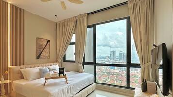 Design Studio, 1 King Bed, Non Smoking, City View | 3 bedrooms, iron/ironing board, free WiFi, bed sheets