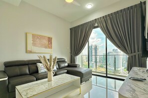 Comfort Apartment, Multiple Beds, Non Smoking, City View | Living area