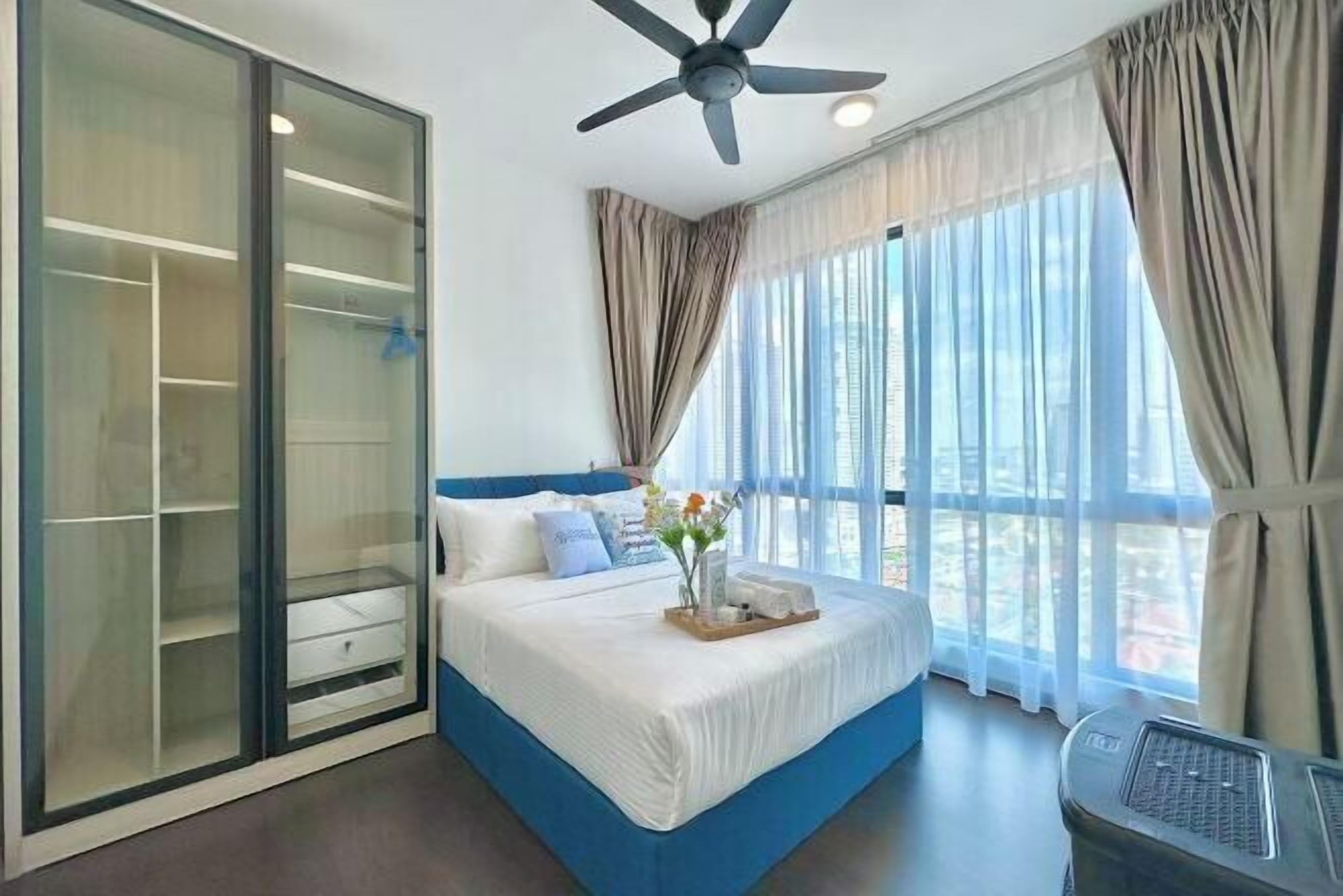 Tabla de planchar con plancha, wifi gratis y ropa de cama 