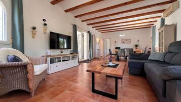 Televisie, een open haard en een kantoor